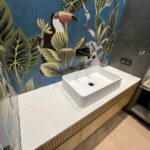 Столешница в ванную из кварцевого агломерата изготовлено в правила камня