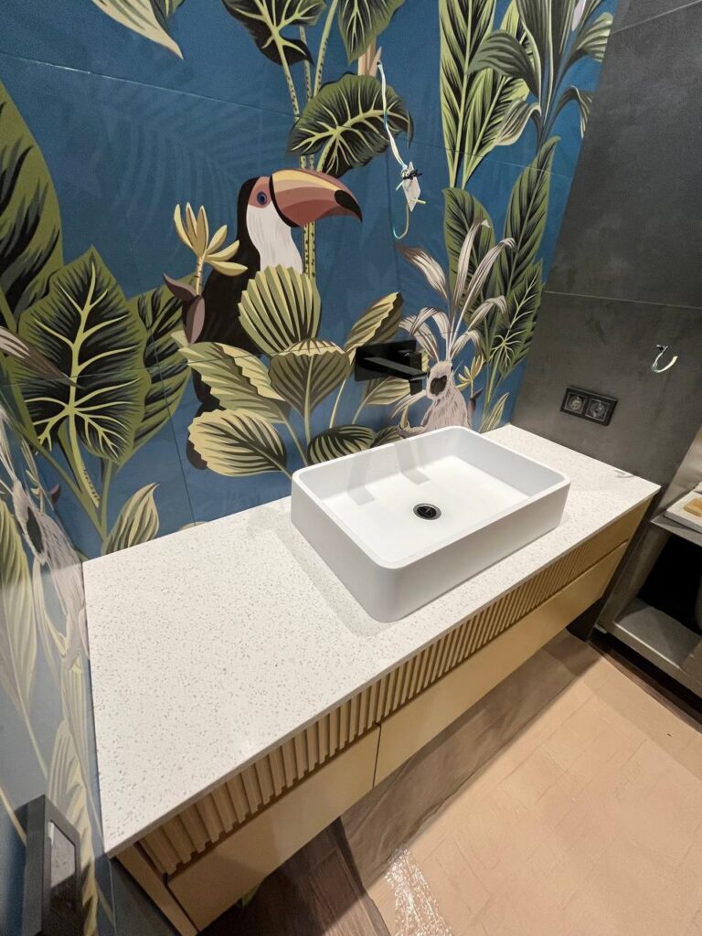 Столешница в ванную из кварцевого агломерата изготовлено в правила камня