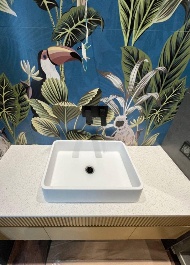 Столешница в ванную из кварцевого агломерата изготовлено в правила камня