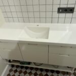 Каменная столешница для ванной комнаты с интегрированной раковиной-лодочкой изготовлено в правила камня