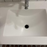 Каменная столешница для ванной комнаты с интегрированной раковиной-лодочкой изготовлено в правила камня