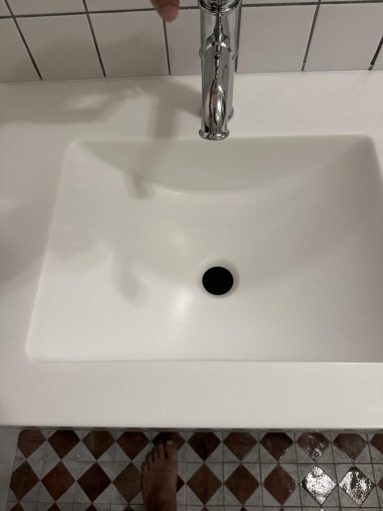 Каменная столешница для ванной комнаты с интегрированной раковиной-лодочкой изготовлено в правила камня