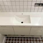 Каменная столешница для ванной комнаты с интегрированной раковиной-лодочкой изготовлено в правила камня