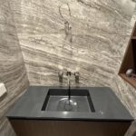 Столешница с интегрированной мойкой с клапаном клик-клак изготовлено в правила камня