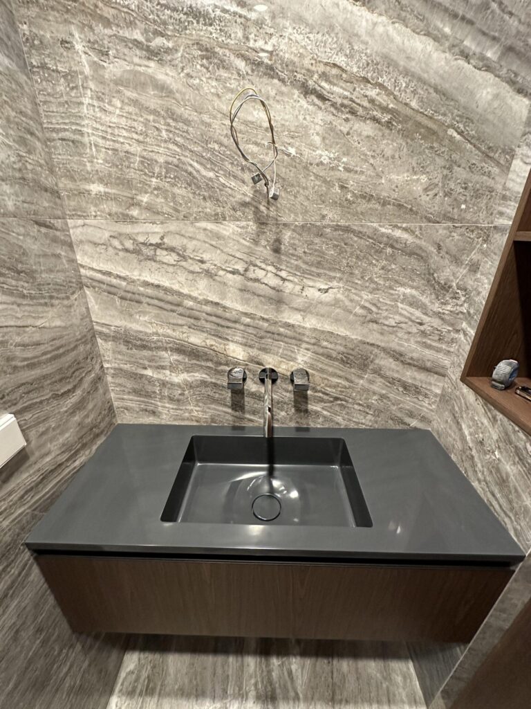 Столешница с интегрированной мойкой с клапаном клик-клак изготовлено в правила камня