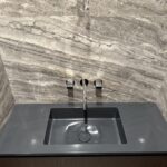 Столешница с интегрированной мойкой с клапаном клик-клак изготовлено в правила камня