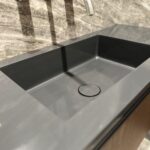 Столешница с интегрированной мойкой с клапаном клик-клак изготовлено в правила камня