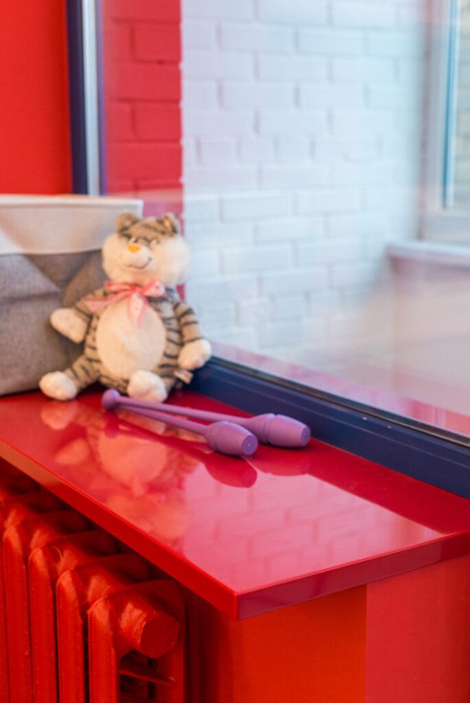 Красные подоконники (4-шт) из искусственного камня для яркого интерьера изготовлено в правила камня