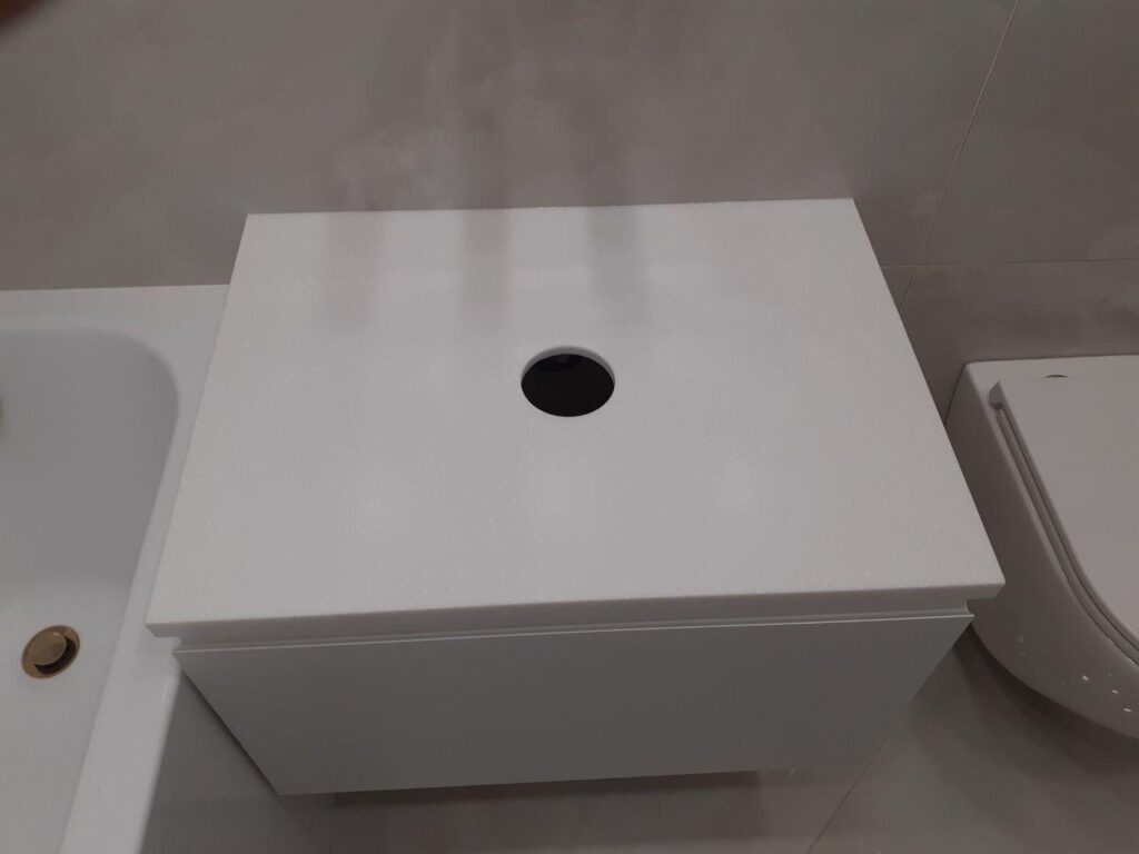 Экран на ванну с люком на магнитах и столешница из искусственного камня изготовлено в правила камня