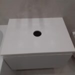 Экран на ванну с люком на магнитах и столешница из искусственного камня изготовлено в правила камня