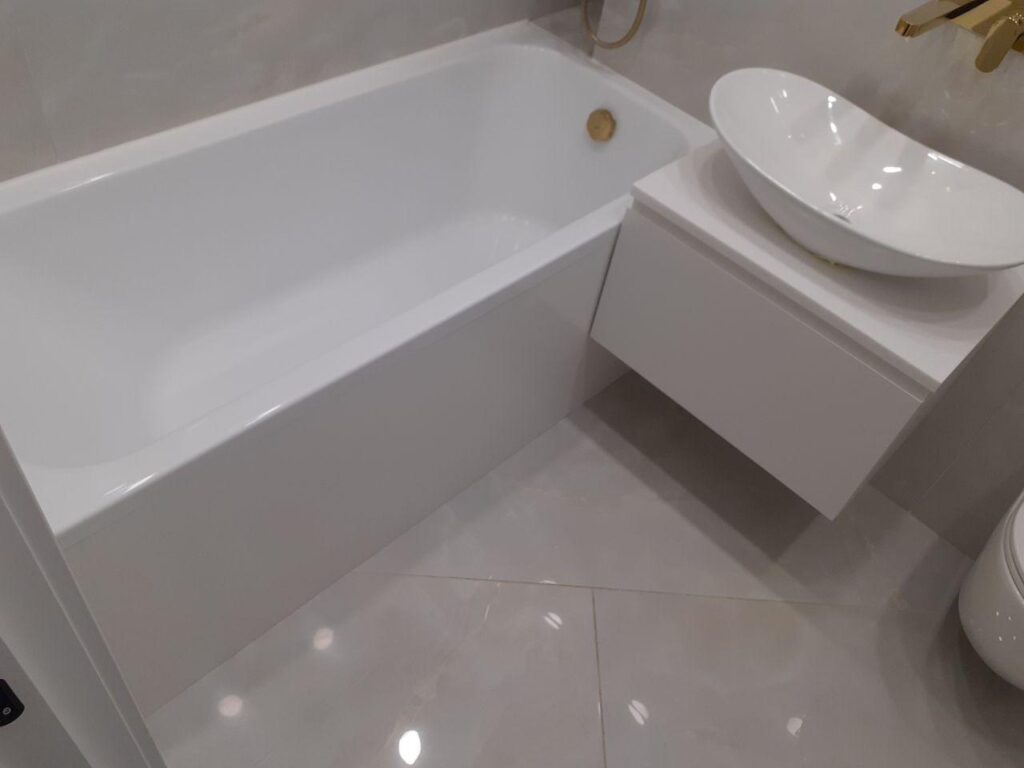 Экран на ванну с люком на магнитах и столешница из искусственного камня изготовлено в правила камня