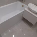 Экран на ванну с люком на магнитах и столешница из искусственного камня изготовлено в правила камня