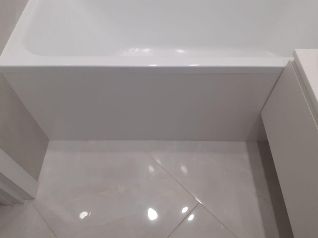 Экран на ванну с люком на магнитах и столешница из искусственного камня изготовлено в правила камня