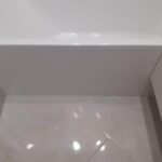 Экран на ванну с люком на магнитах и столешница из искусственного камня изготовлено в правила камня