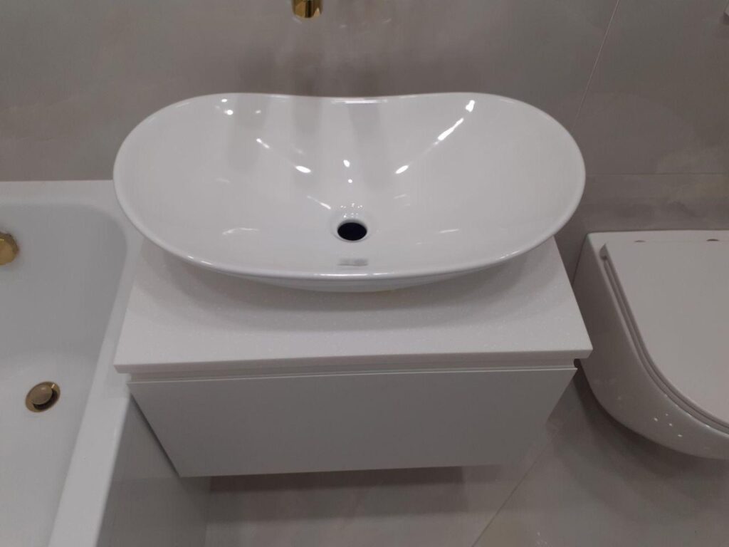 Экран на ванну с люком на магнитах и столешница из искусственного камня изготовлено в правила камня