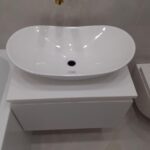 Экран на ванну с люком на магнитах и столешница из искусственного камня изготовлено в правила камня