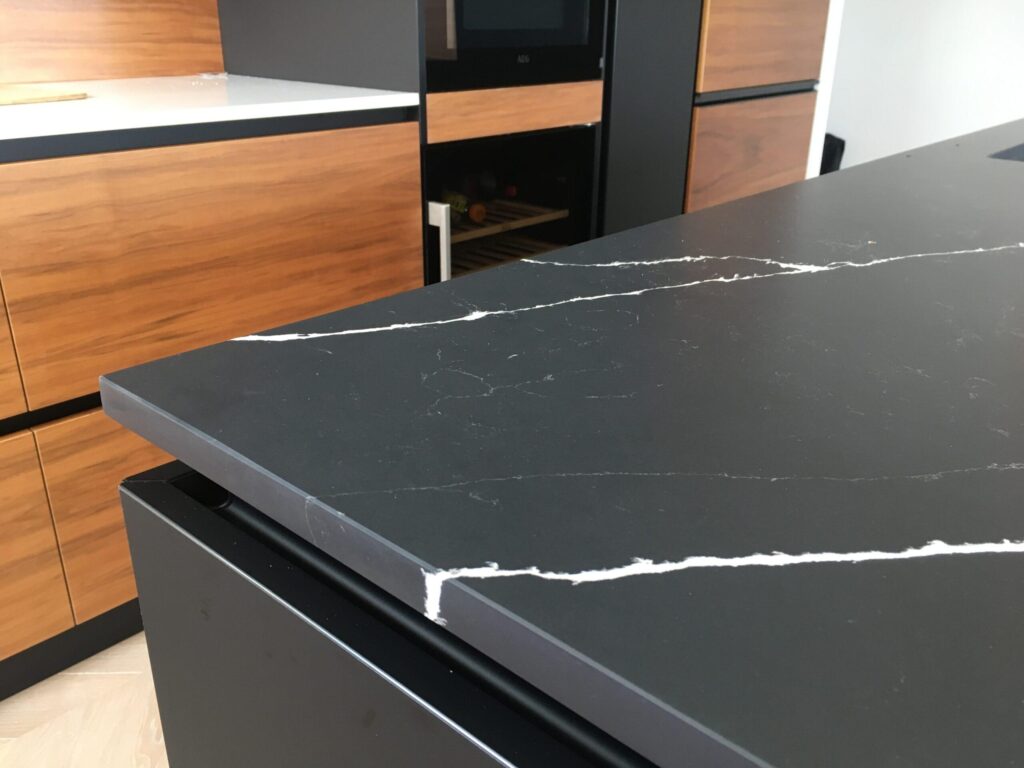 Technistone Poetic Black Matt изготовлено в правила камня