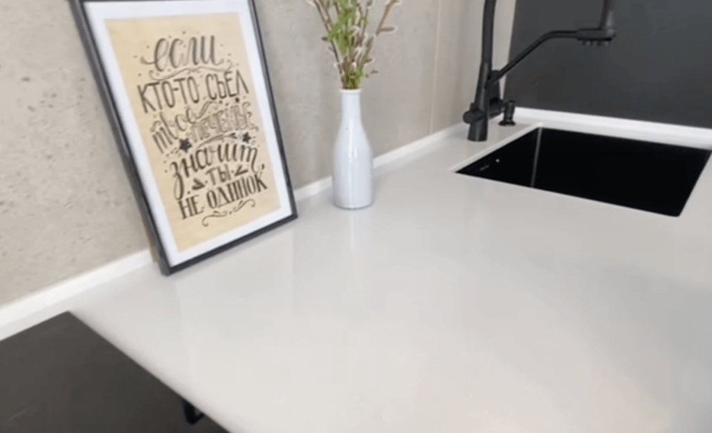 Угловая бесшовная столешница с подоконником из акрилового камня изготовлено в правила камня