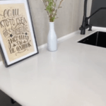 Угловая бесшовная столешница с подоконником из акрилового камня изготовлено в правила камня