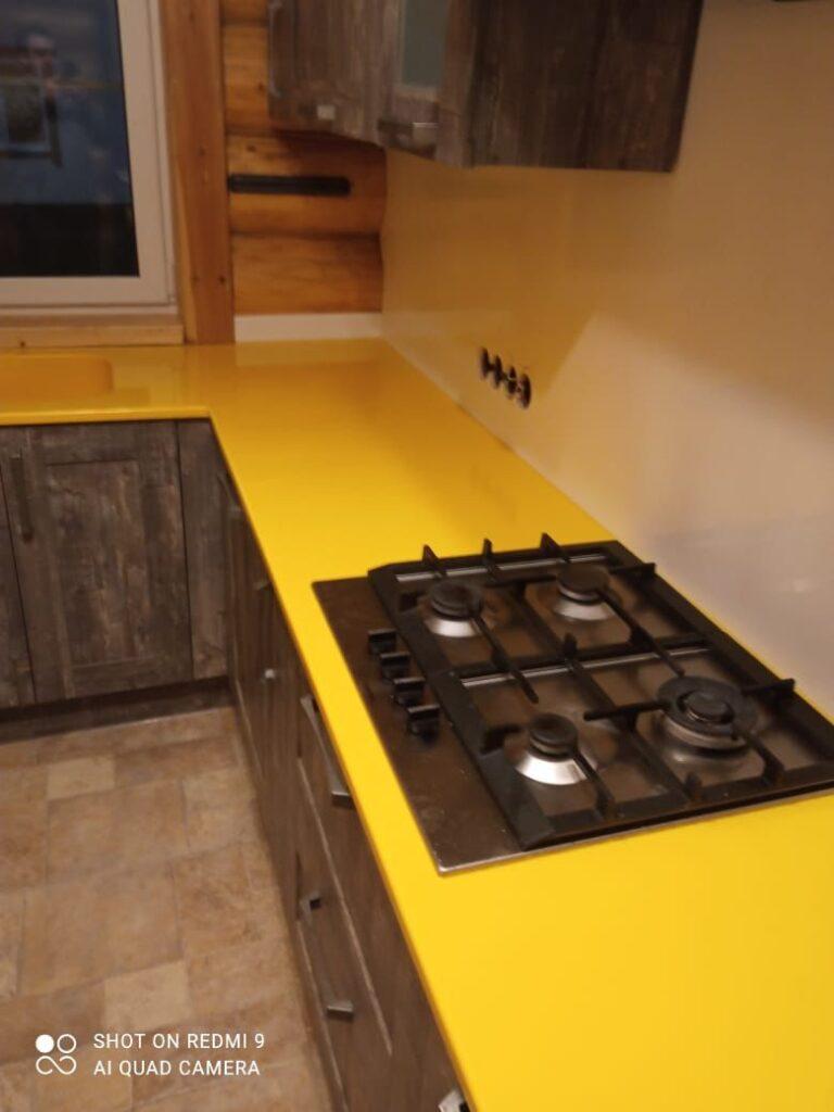 Желтая угловая столешница и мойка из искусственного камня изготовлено в правила камня