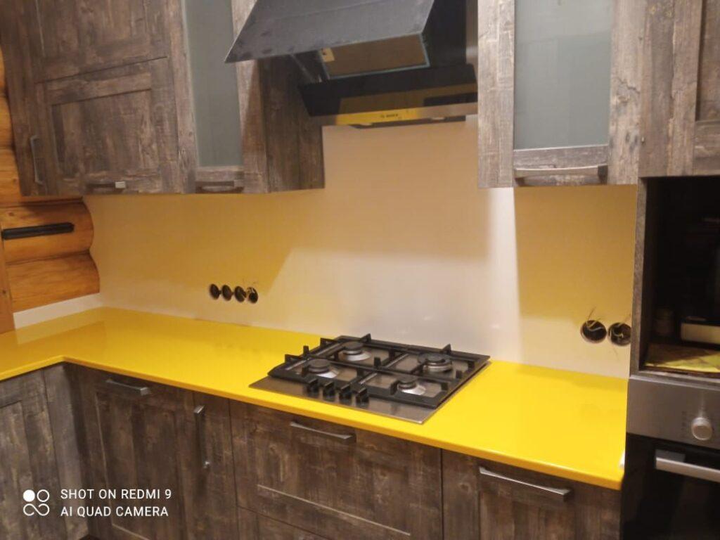 Желтая угловая столешница и мойка из искусственного камня изготовлено в правила камня