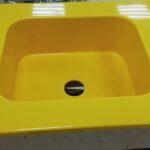 Желтая угловая столешница и мойка из искусственного камня изготовлено в правила камня