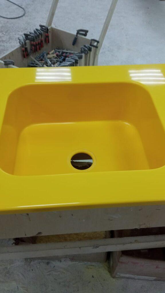 Желтая угловая столешница и мойка из искусственного камня изготовлено в правила камня