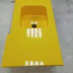 Желтая угловая столешница и мойка из искусственного камня изготовлено в правила камня