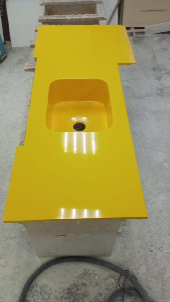 Желтая угловая столешница и мойка из искусственного камня изготовлено в правила камня