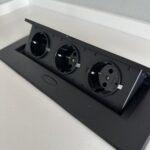 Бесшовная угловая столешница с мойкой и пристенным плинтусом на кухню из искусственного камня изготовлено в правила камня