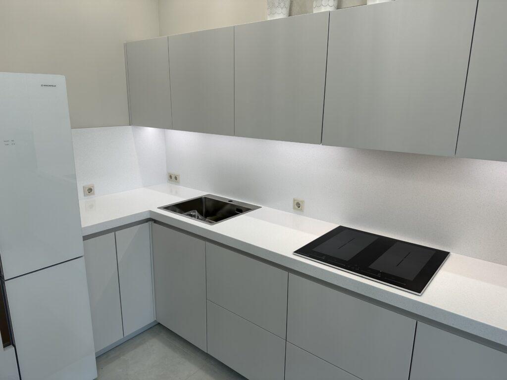 Бесшовная угловая столешница и фартук на кухню из искусственного камня изготовлено в правила камня