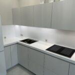 Бесшовная угловая столешница и фартук на кухню из искусственного камня изготовлено в правила камня