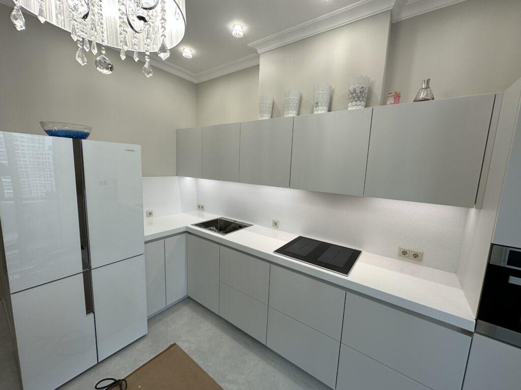 Бесшовная угловая столешница и фартук на кухню из искусственного камня изготовлено в правила камня