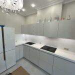 Бесшовная угловая столешница и фартук на кухню из искусственного камня изготовлено в правила камня