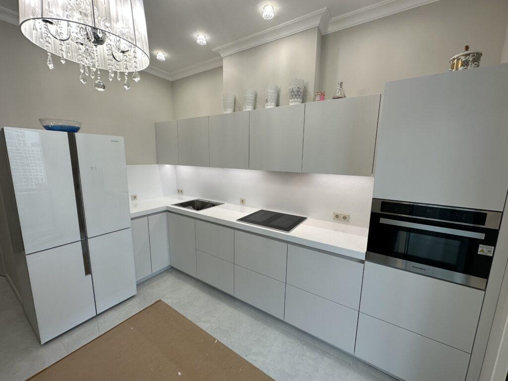 Бесшовная угловая столешница и фартук на кухню из искусственного камня изготовлено в правила камня