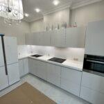 Бесшовная угловая столешница и фартук на кухню из искусственного камня изготовлено в правила камня