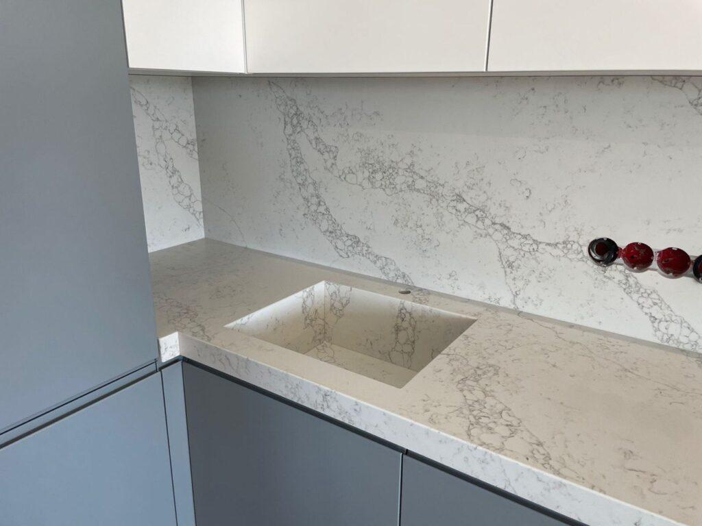 Столешница, фартук и мойка на кухню из кварцевого агломерата изготовлено в правила камня