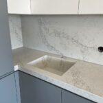 Столешница, фартук и мойка на кухню из кварцевого агломерата изготовлено в правила камня
