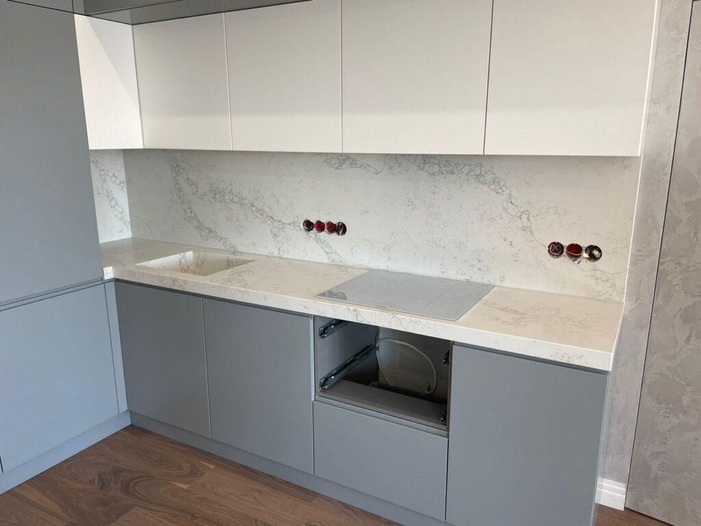 Столешница, фартук и мойка на кухню из кварцевого агломерата изготовлено в правила камня