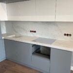 Столешница, фартук и мойка на кухню из кварцевого агломерата изготовлено в правила камня