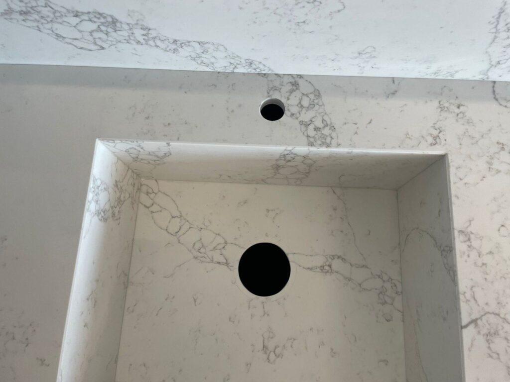 Столешница, фартук и мойка на кухню из кварцевого агломерата изготовлено в правила камня