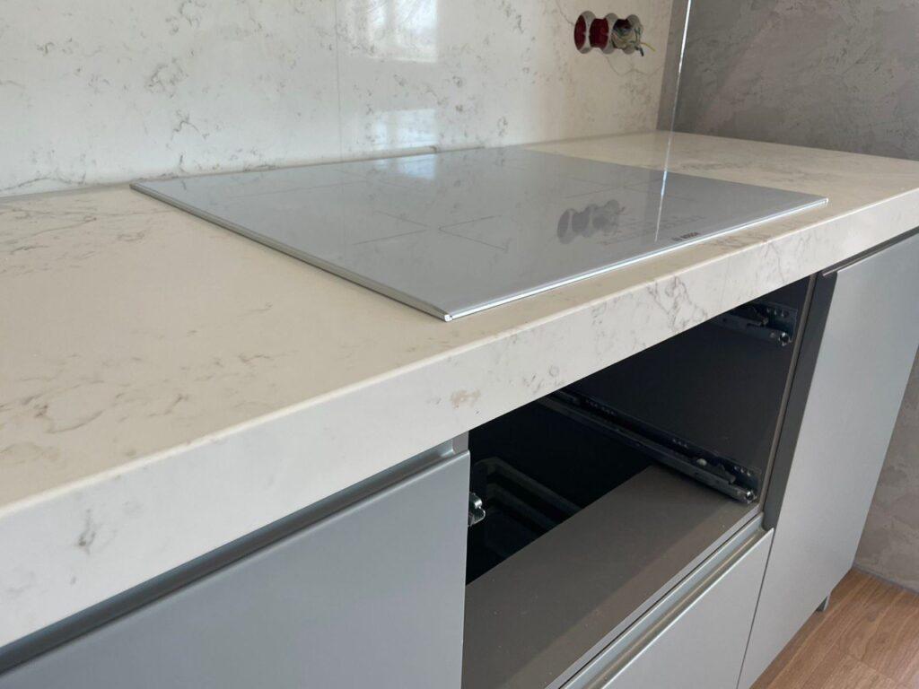 Столешница, фартук и мойка на кухню из кварцевого агломерата изготовлено в правила камня