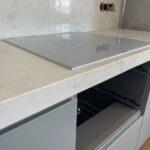 Столешница, фартук и мойка на кухню из кварцевого агломерата изготовлено в правила камня