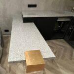 Угловая бесшовная столешница с мойкой и обеденный стол на кухню из акрилового камня изготовлено в правила камня