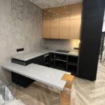 Угловая бесшовная столешница с мойкой и обеденный стол на кухню из акрилового камня изготовлено в правила камня