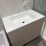 Столешница с интегрированной раковиной на тумбу изготовлено в правила камня