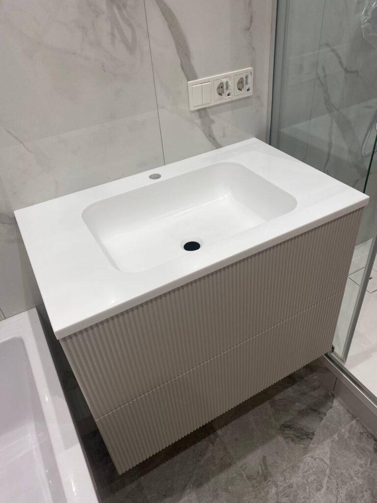 Столешница с интегрированной раковиной на тумбу изготовлено в правила камня