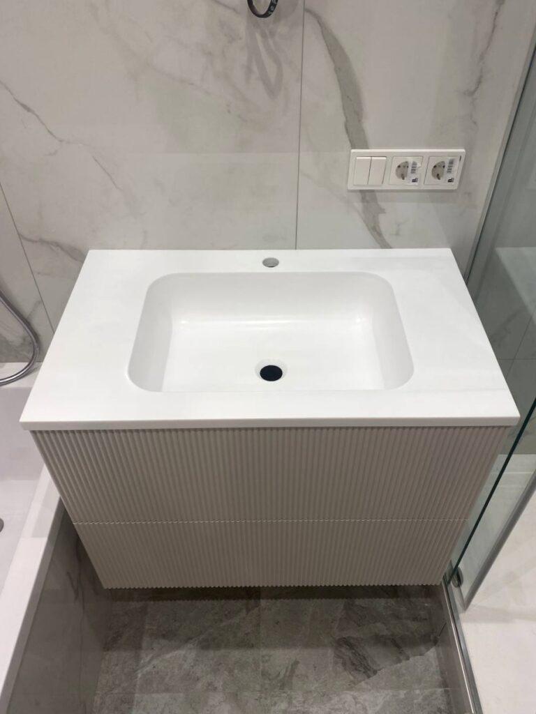 Столешница с интегрированной раковиной на тумбу изготовлено в правила камня