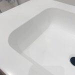 Столешница с интегрированной раковиной на тумбу изготовлено в правила камня