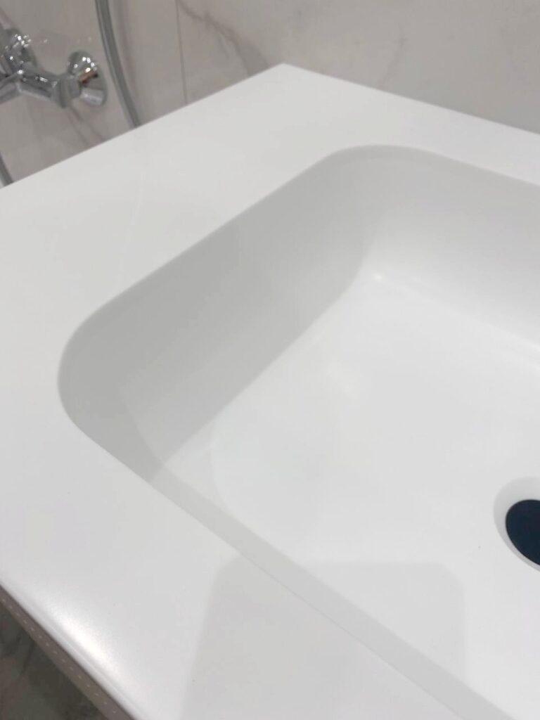 Столешница с интегрированной раковиной на тумбу изготовлено в правила камня